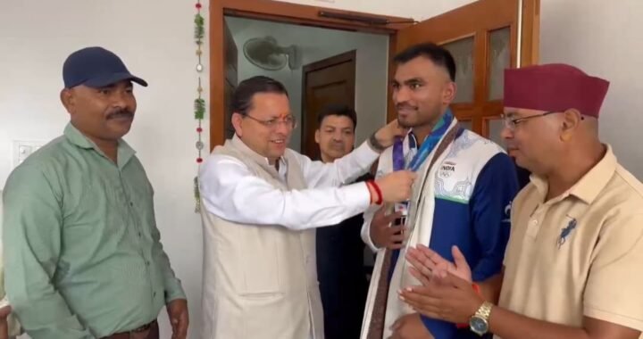 उत्तराखंड: कांस्य पदक जीतने के बाद सीएम धामी से मिले कपिल पोखरिया, मुख्यमंत्री ने कही ये बात