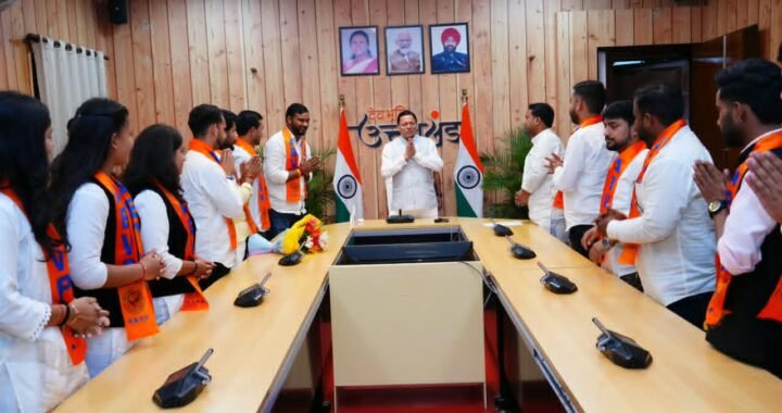 एबीवीपी पदाधिकारियों से मिले सीएम धामी, बोले- युवाओं को खुद को अपडेट रखना जरूरी
