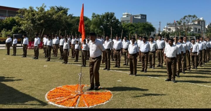 हल्द्वानी : विजयादशमी पर राष्ट्रीय स्वयंसेवक संघ ने निकाला पथ संचलन