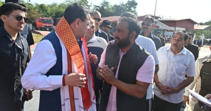 CM धामी ने सुनीं जनता की समस्याएं, अधिकारियों को दिया ये सख्त संदेश