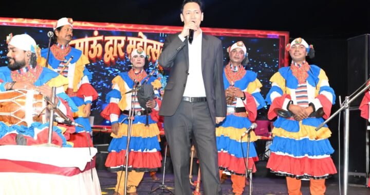 हल्द्वानी में कुमाऊं द्वार महोत्सव के मंच पर दीपक रावत ने गाया कुमाऊंनी गीत, दर्शक हुए मंत्रमुग्ध