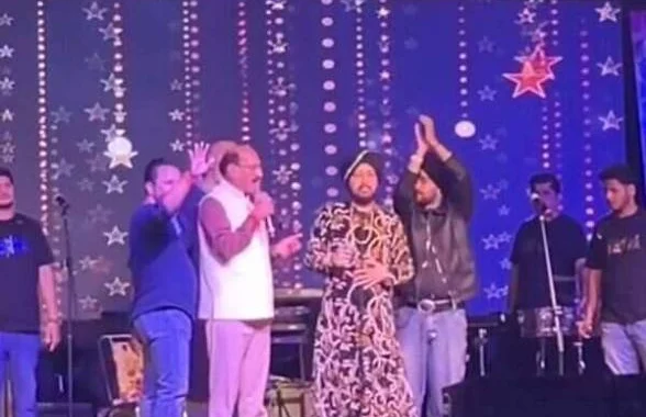 उत्तराखंड में पंजाबी सिंगर दलेर मेहंदी पर भड़के मंत्री सुबोध उनियाल, बीच शो में मंच पर हुआ विवाद