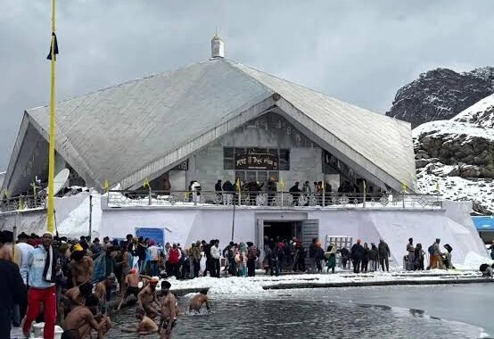 उत्तराखंड: हेमकुंड साहिब के कपाट बंद होने पर दिखा खास नजारा, पाकिस्तान से भी पहुंचा 40 श्रद्धालुओं का जत्था